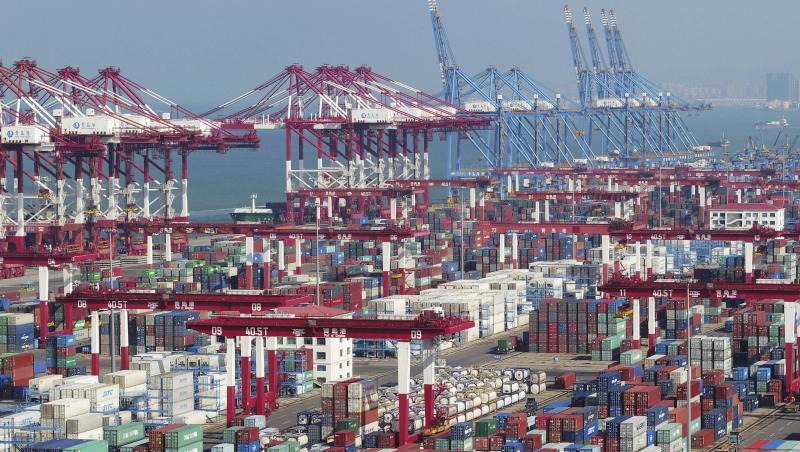 Containerumschlag im Hafen von Qingdao. Containerumschlag im Hafen von Qingdao.