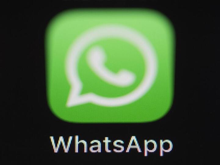 Das Logo der Messenger-App WhatsApp ist auf dem Bildschirm eines iPhones zu sehen. Foto: Silas Stein/Archivbild