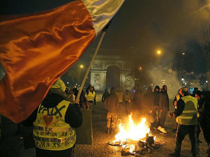 Demonstranten auf der Champs-Elysees.