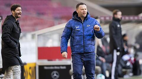 Hertha-Trainer Pal Dardai (r) war mit den ersten Trainingseinheiten nach der Quarantäne sehr zufrieden.