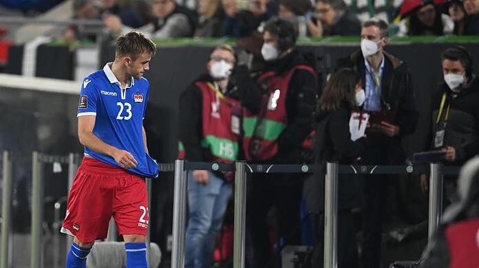 Der Liechtensteiner Jens Hofer verlässt nach seiner Roten Karten den Platz. Der Liechtensteiner Jens Hofer verlässt nach seiner Roten Karten den Platz.