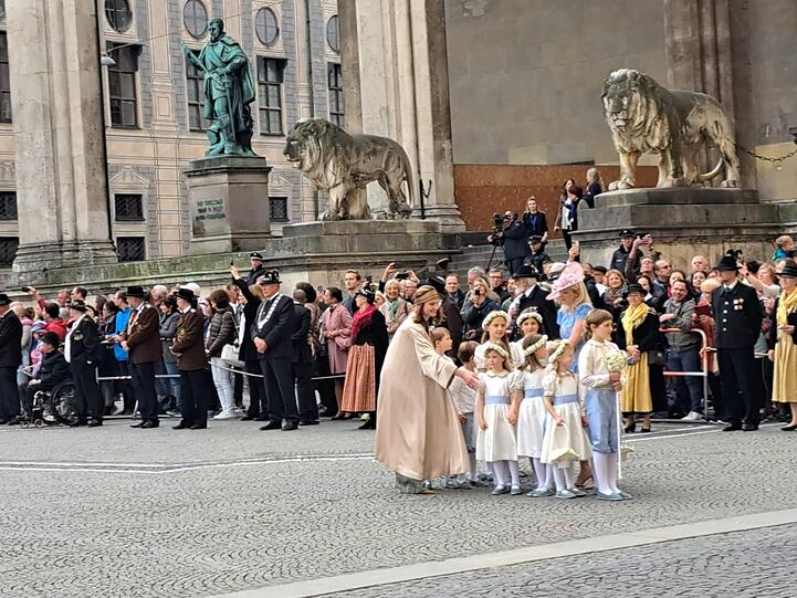 Die Hochzeitsgesellschaft macht sich bereit für die Ankunft der Braut.