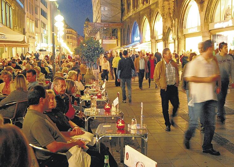 Nachtschwärmer im Kaufrausch: Die Münchner dürfen heute Abend bis Mitternacht shoppen, flanieren oder im Café sitzen.