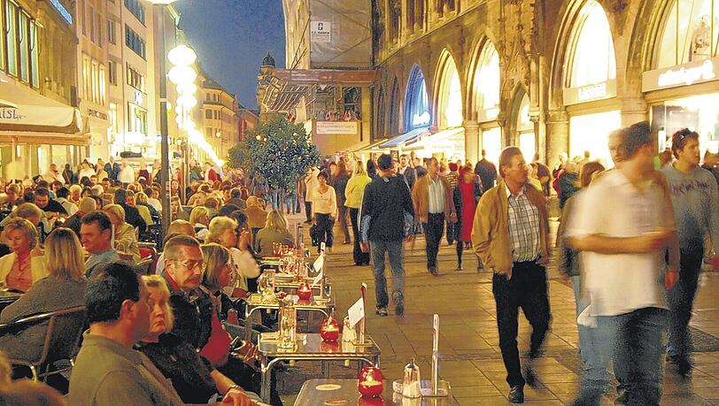 Nachtschwärmer im Kaufrausch: Die Münchner dürfen heute Abend bis Mitternacht shoppen, flanieren oder im Café sitzen. Nachtschwärmer im Kaufrausch: Die Münchner dürfen heute Abend bis Mitternacht shoppen, flanieren oder im Café sitzen.