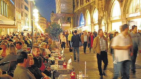 Nachtschwärmer im Kaufrausch: Die Münchner dürfen heute Abend bis Mitternacht shoppen, flanieren oder im Café sitzen.