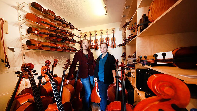 Meisterinnen zwischen Meisterstücken: Ulrike Glinsböckel (l.) und Eva Lämmle stehen hier im Fundus von Lämmles Werkstatt. Hier duftet es immer nach frischem Holz.