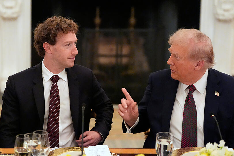 Neue Nähe: US-Präsident Donald Trump spricht während eines Abendessens im State Dinning Room des Weißen Hauses mit Facebook-Chef Mark Zuckerberg. Neue Nähe: US-Präsident Donald Trump spricht während eines Abendessens im State Dinning Room des Weißen Hauses mit Facebook-Chef Mark Zuckerberg.