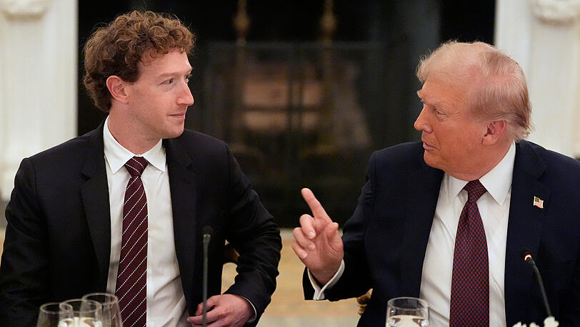 Neue Nähe: US-Präsident Donald Trump spricht während eines Abendessens im State Dinning Room des Weißen Hauses mit Facebook-Chef Mark Zuckerberg.