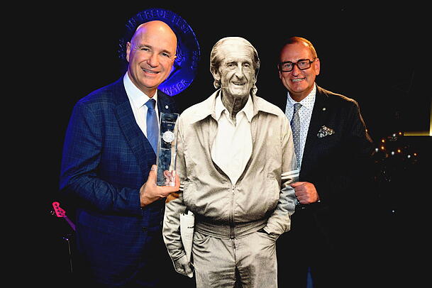 Kabarettist und Sigi-Sommer-Taler-Preisträger Wolfgang Krebs (l.) mit Laudator Volker Heißmann bei der Verleihung im Wirtshaus am Schlachthof.