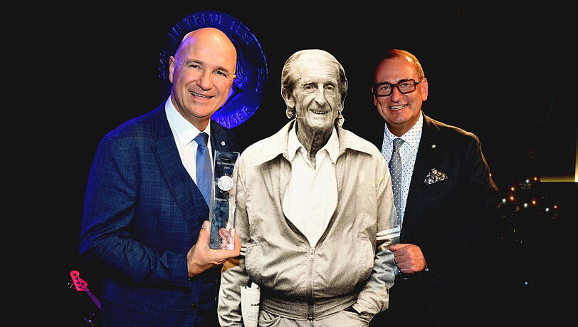 Kabarettist und Sigi-Sommer-Taler-Preisträger Wolfgang Krebs (l.) mit Laudator Volker Heißmann bei der Verleihung im Wirtshaus am Schlachthof.