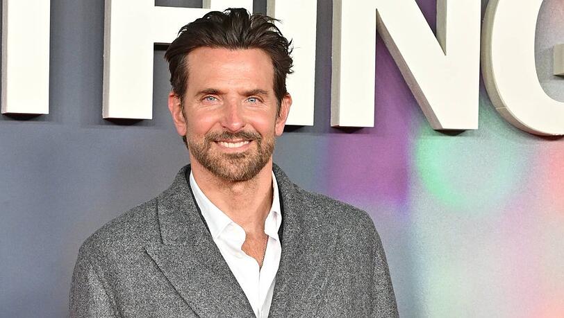 Bradley Cooper k&ouml;nnte als Regisseur beim "Ocean's"-Prequel einspringen.
