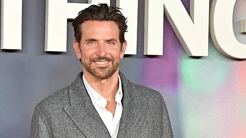 Bradley Cooper k&ouml;nnte als Regisseur beim "Ocean's"-Prequel einspringen.