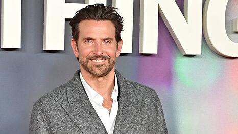 Bradley Cooper k&ouml;nnte als Regisseur beim "Ocean's"-Prequel einspringen.