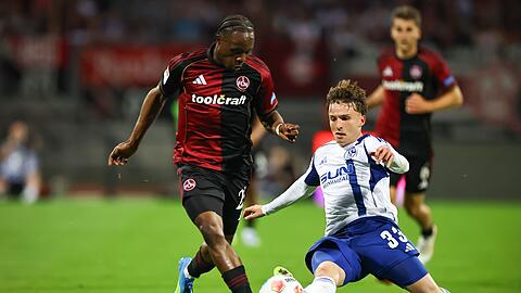Rasanter Zweikampf zwischen dem schnellen N&uuml;rnnberger Mohamed Ali Zoma (l) und Schalkes Vitalie Becker.