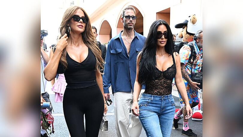 Khloé und Kim Kardashian vor dem Formel-1-Qualifying in Monaco. Khloé und Kim Kardashian vor dem Formel-1-Qualifying in Monaco.