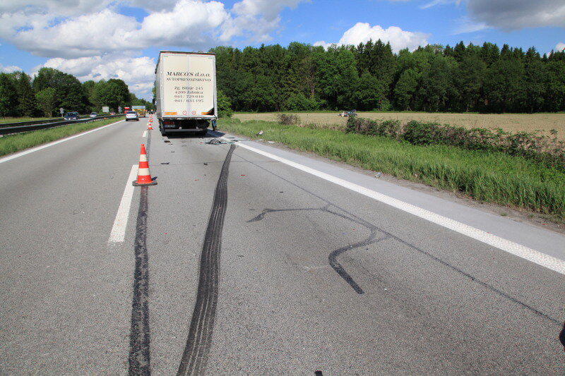 Schwerer Unfall auf der A 8: Ein Audi rast ins Stauende. Der Fahrer kommt ums Leben. Die Bilder