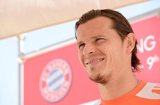 Daniel van Buyten lächelt auf der Pressekonferenz in Doha.