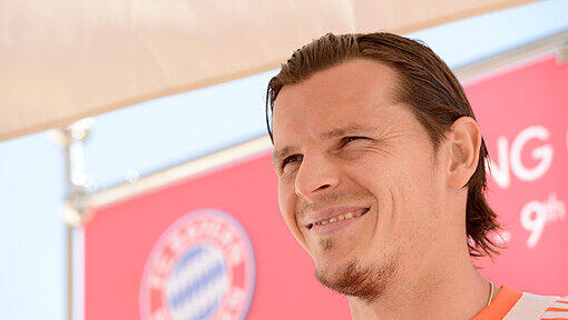 Daniel van Buyten lächelt auf der Pressekonferenz in Doha. Daniel van Buyten lächelt auf der Pressekonferenz in Doha.