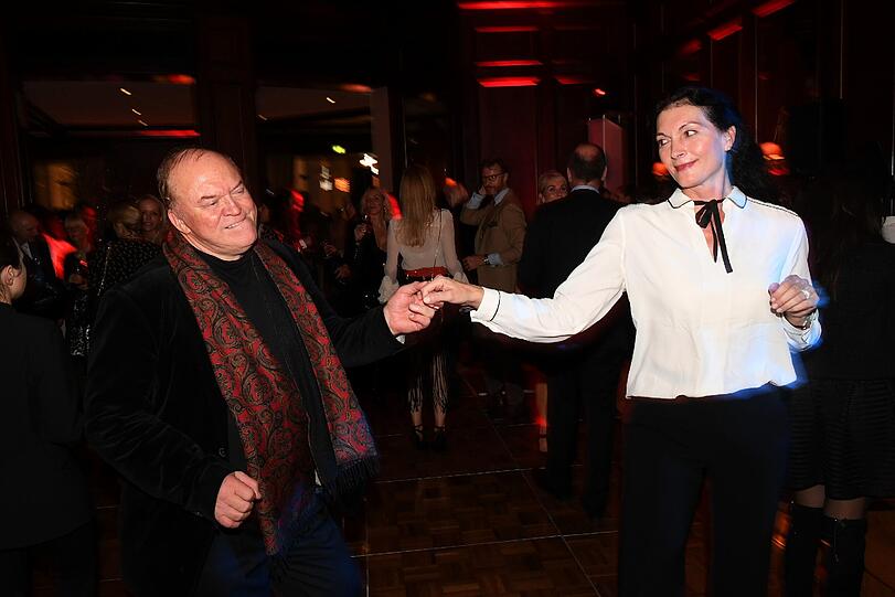 Der Sternekoch Heinz Winkler tanzt mit seiner Freundin Daniela Hain.