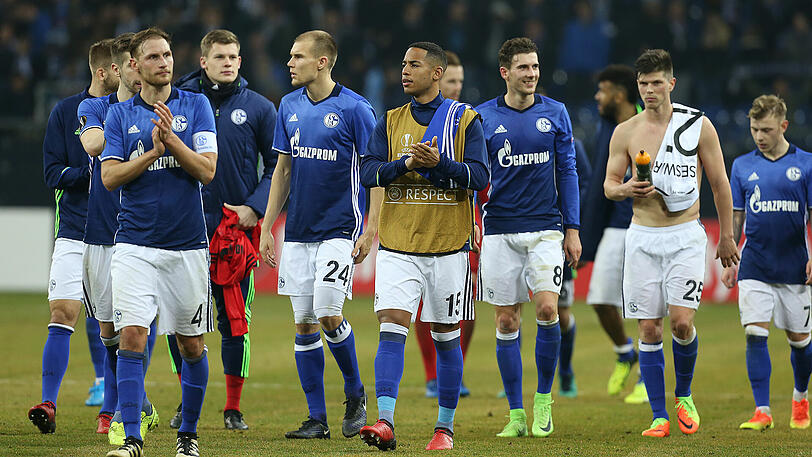 Die Schalker freuen sich über den Achtelfinaleinzug.