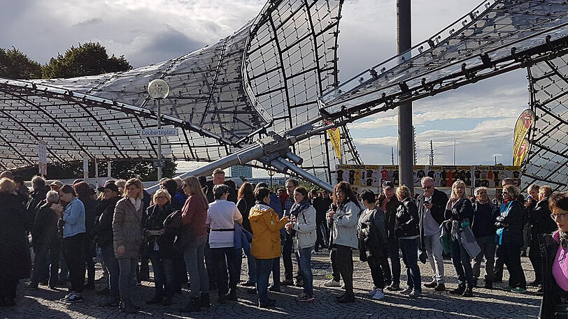Das Warten auf die alten Herren. Vor Beginn des Konzerts der Rolling Stones in München stehen Fans vor dem Olympiastadion.