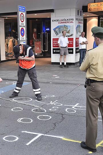 Schrecklicher Unfall: Eine 82-Jährige wird mitsamt ihrem elektrischen Rollstuhl unter einem Transporter eingeklemmt.