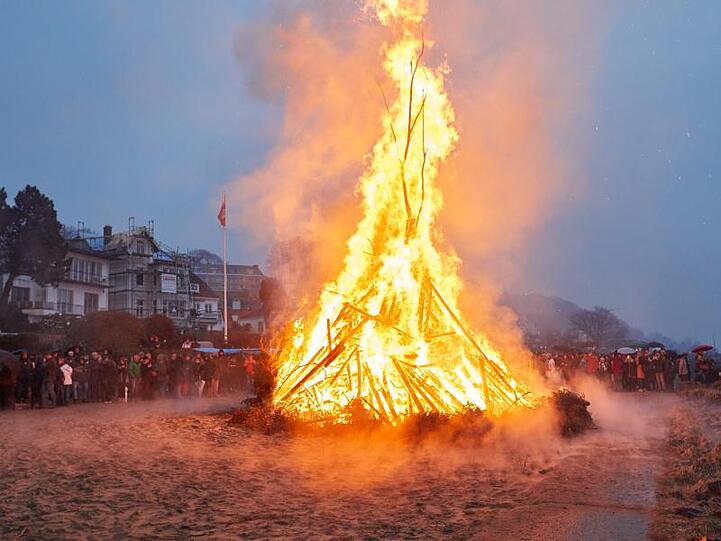Osterfeuer locken viele Menschen zu einem stimmungsvollen Beisammensein. Hier ein Feuer am Elbstrand in Blankenese.