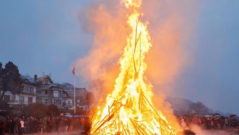 Osterfeuer locken viele Menschen zu einem stimmungsvollen Beisammensein. Hier ein Feuer am Elbstrand in Blankenese. Osterfeuer locken viele Menschen zu einem stimmungsvollen Beisammensein. Hier ein Feuer am Elbstrand in Blankenese.