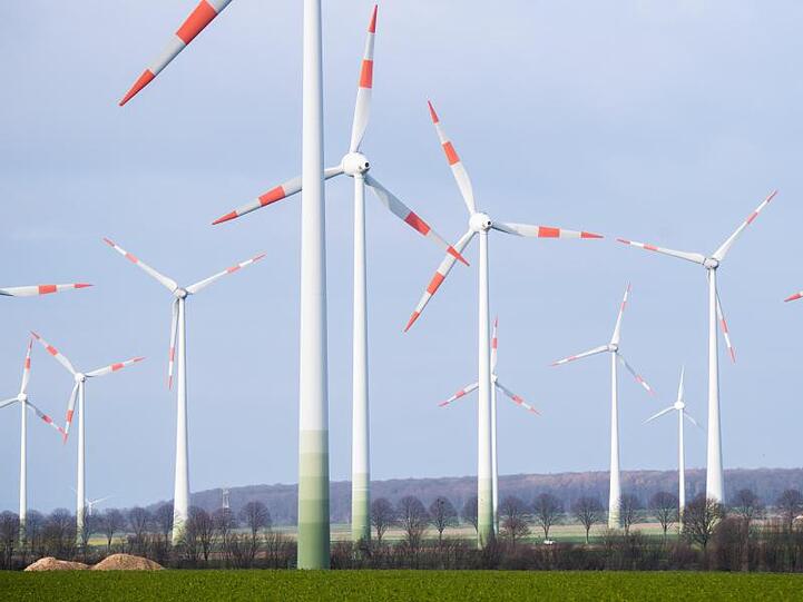 Windräder stehen auf einem Feld bei Salzgitter.
