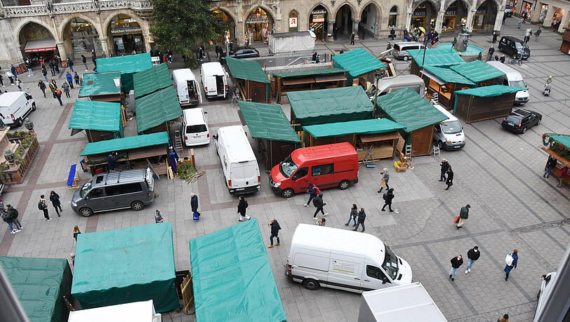 Die Standl stehen schon auf dem Marienplatz, jetzt müssen sie wieder abgebaut werden. Die Standl stehen schon auf dem Marienplatz, jetzt müssen sie wieder abgebaut werden.