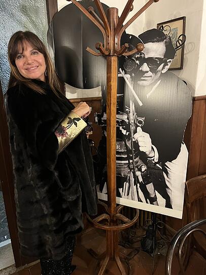 In Rom gibt es ein Lokal, das bis heute einen gedeckten Tisch f&uuml;r Pier Paolo Pasolini (1922 - 1975) bereit h&auml;lt:Al biondo Tevere in Ostense.Elena Bonelli hat eineHommage an Pasolini geschrieben und gesungen - und die Trattoria besucht.