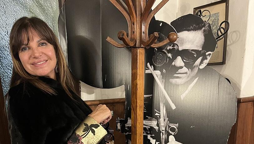 In Rom gibt es ein Lokal, das bis heute einen gedeckten Tisch f&uuml;r Pier Paolo Pasolini (1922 - 1975) bereit h&auml;lt:Al biondo Tevere in Ostense.Elena Bonelli hat eineHommage an Pasolini geschrieben und gesungen - und die Trattoria besucht.