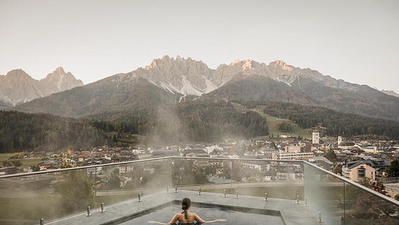 Was f&uuml;r ein Panorama! Der Onsenpool des S&uuml;dtiroler Naturhotels Leitlhof &ndash; mit Ausblick auf das Massiv des Haunold.