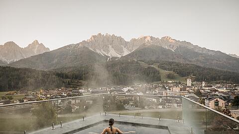Was f&uuml;r ein Panorama! Der Onsenpool des S&uuml;dtiroler Naturhotels Leitlhof &ndash; mit Ausblick auf das Massiv des Haunold.