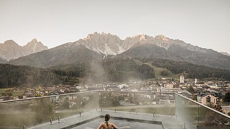 Was f&uuml;r ein Panorama! Der Onsenpool des S&uuml;dtiroler Naturhotels Leitlhof &ndash; mit Ausblick auf das Massiv des Haunold.