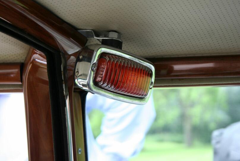 Ins rechte Licht gerückt: Die Passagiere im Fond des Mercedes 600 Pullman wurden orange angeleuchtet, damit sie auf Fotos frisch aussahen.