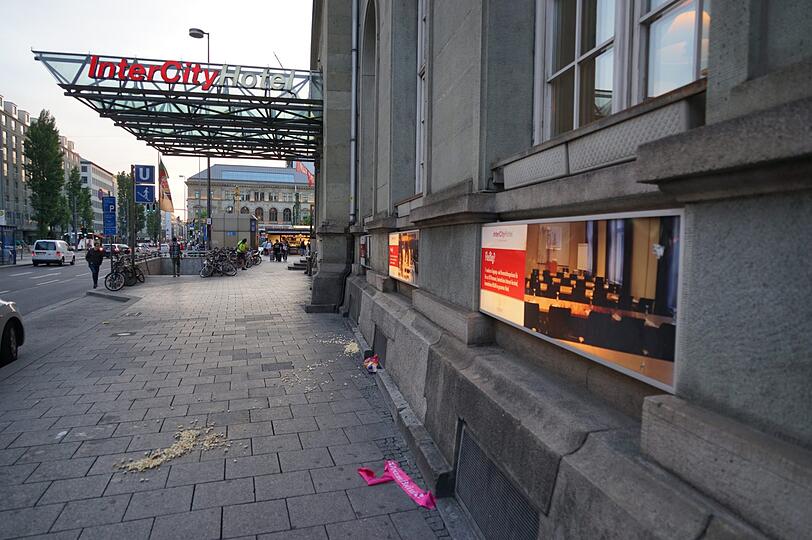 Popcorn, Spielsachen und eine Braut-Schleife liegen nach dem Tumult auf der Straße verteilt.