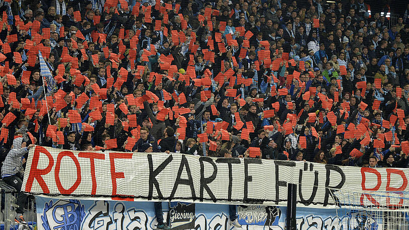 Zeigten RB Leipzig die Rote Karte: Fans des TSV 1860 im November 2014 in der Allianz Arena.
