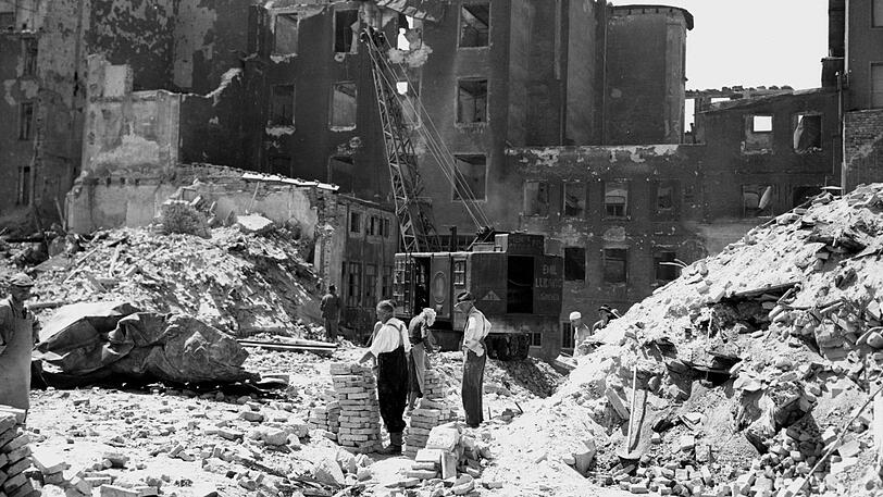 Eine Stadt, die nicht mehr wiederzuerkennen ist: Der Bombenkrieg zerstört auch große Teile der Neuhauser Straße.