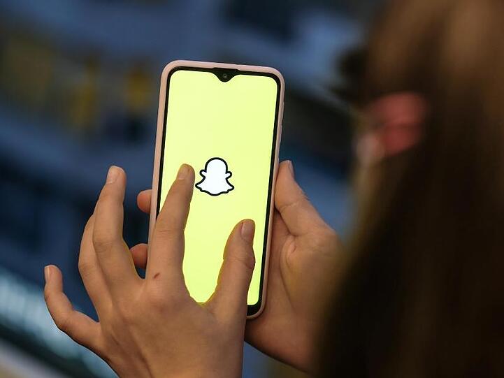 Das Logo von Snapchat auf einem Smartphone.