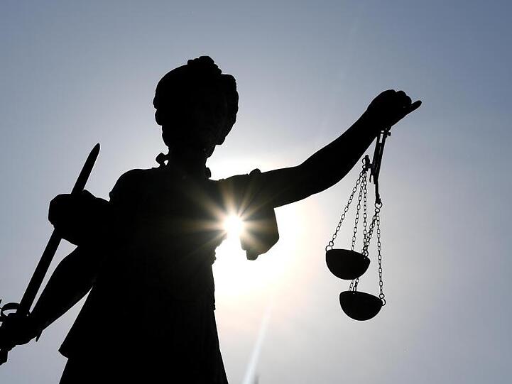 Die Statue der Justitia mit einer Waage und einem Schwert in der Hand. Foto: Arne Dedert/dpa/Archiv/Illustration