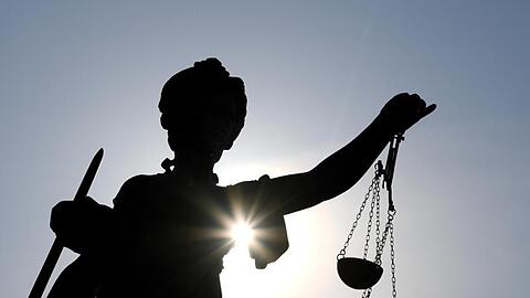Die Statue der Justitia mit einer Waage und einem Schwert in der Hand. Foto: Arne Dedert/dpa/Archiv/Illustration