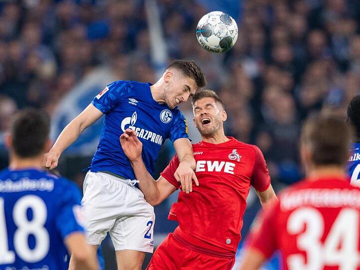 Schalkes Alessandro Schöpf (l) und Kölns Simon Terodde im Kopfballduell um den Ball.