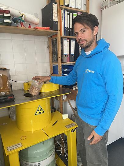 Hauke Doerk am Messgerät. Hauke Doerk am Messgerät.
