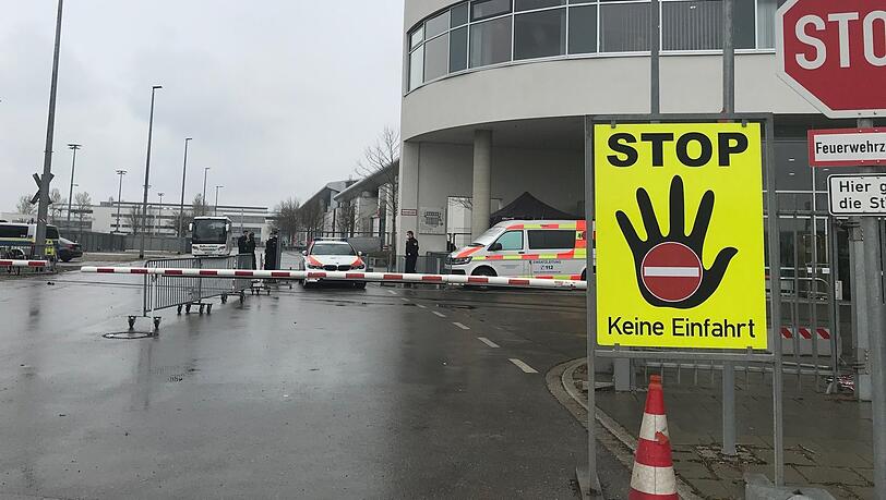 Nur noch bis Ende der Woche läuft der Betrieb in der Notunterkunft in der Messehalle C6 in Riem, noch sind hier 1.200 Geflüchtete untergebracht. Nur noch bis Ende der Woche läuft der Betrieb in der Notunterkunft in der Messehalle C6 in Riem, noch sind hier 1.200 Geflüchtete untergebracht.