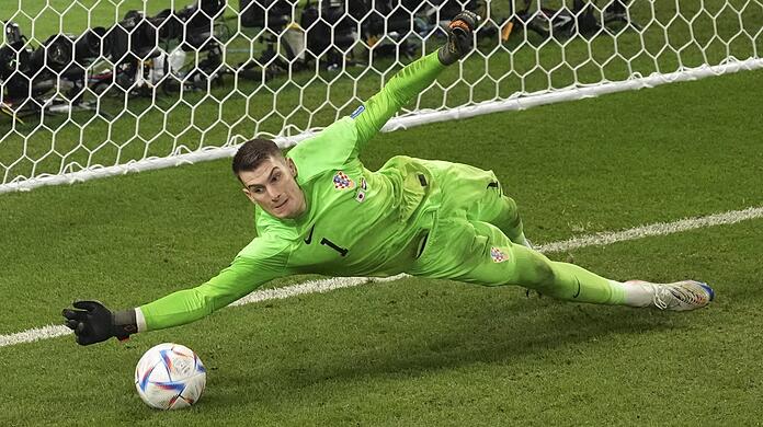 Er zählt zu den besten Torhütern der WM in Katar: Kroatiens Dominik Livakovic, der das Interesse des FC Bayern geweckt hat.