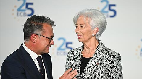 Christine Lagarde, Präsidentin der Europäischen Zentralbank (EZB), begrüßt beim Festakt anlässlich des 25-jährigen Bestehens der Europäischen Zentralbank Joachim Nagel, Präsident der Deutschen Bundesbank.