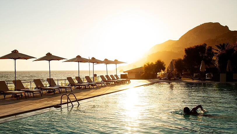 Pool, Strand und Sonne - bei diesen Faktoren f&uuml;r einen perfekten Urlaub sind sich Eltern und Kinder einig.