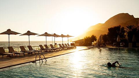 Pool, Strand und Sonne - bei diesen Faktoren f&uuml;r einen perfekten Urlaub sind sich Eltern und Kinder einig.