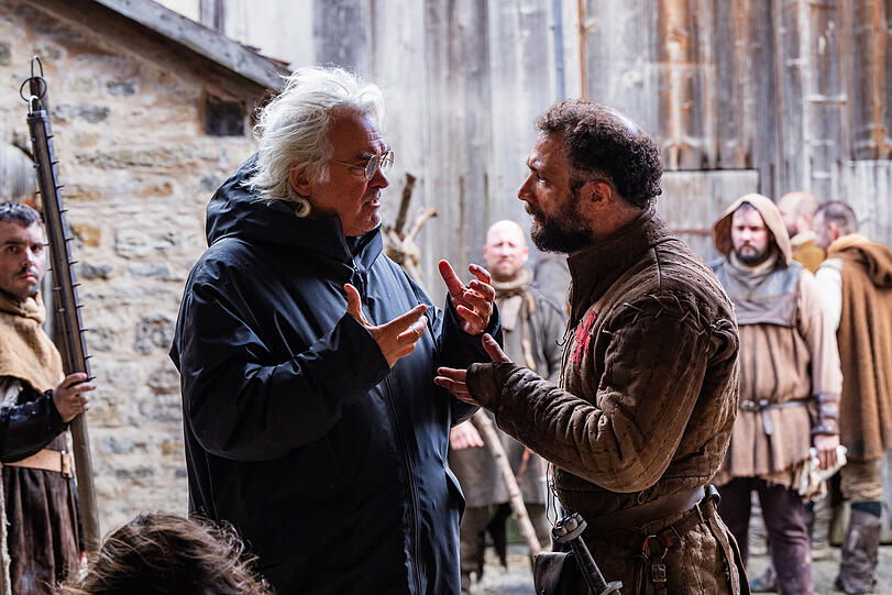 Regisseur Paul Greengrass (links) und Schauspieler Cosmo Jarvis während der Dreharbeiten zu "The Uprising - Für die Freiheit". Regisseur Paul Greengrass (links) und Schauspieler Cosmo Jarvis während der Dreharbeiten zu "The Uprising - Für die Freiheit".
